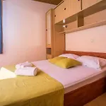 Apartment In With Terrace, Air Conditioning, Wifi, Washing Machine Gata