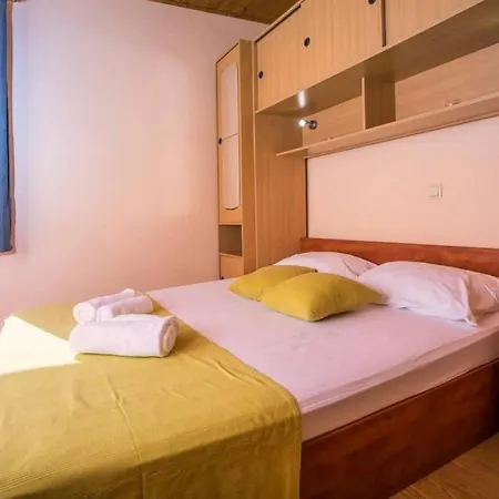 Lejlighed In With Terrace, Air Conditioning, Wifi, Washing Machine Gata
